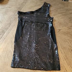 Black sequence one shoulder dress size M🖤